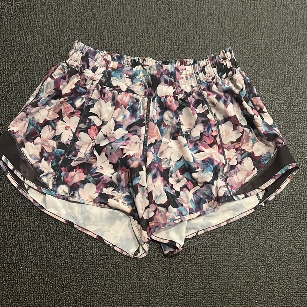 Lululemon size 6(4 inch) hottie hot shorts
